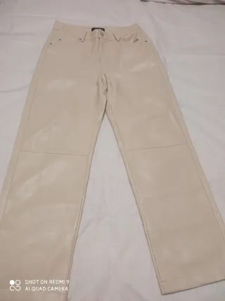 Pantalón polipiel beige talla M