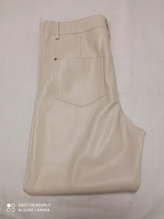 Pantalón polipiel beige talla M