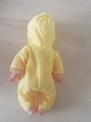 Bambola neonato con tutina gialla nuova