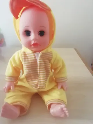 Bambola neonato con tutina gialla nuova