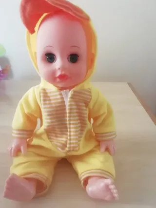 Bambola neonato con tutina gialla nuova