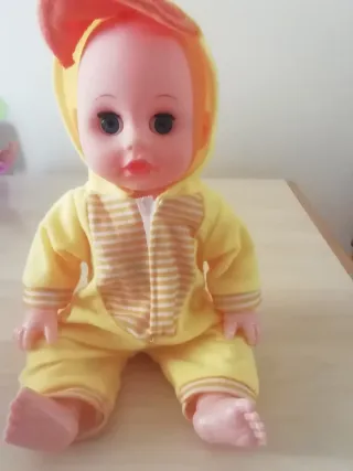 Bambola neonato con tutina gialla nuova