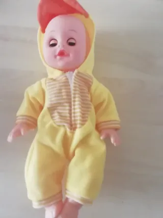 Bambola neonato con tutina gialla nuova