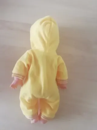 Bambola neonato con tutina gialla nuova