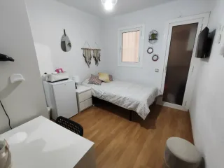 Amplia habitación para señorita
