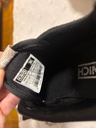 Deportivas Munich Wave 106 Negra y Oro