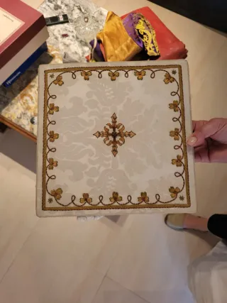 Roquete y tapete litúrgico