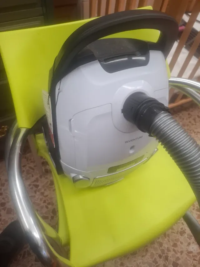 Aspiradora blanca con manguera