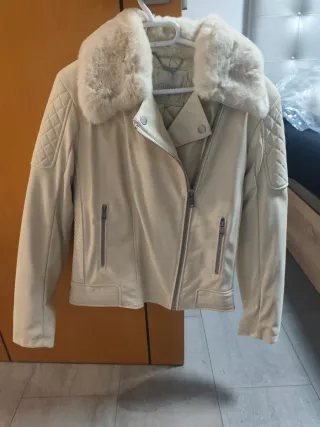 Chaqueta Guess Piel Beige con Cuello Peludo