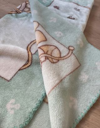 Manta de bebé con osito marinero medidas 122x92 cm