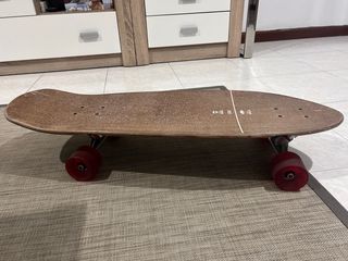 Skate Marrón con Ruedas Rojas