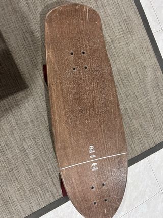 Skate Marrón con Ruedas Rojas