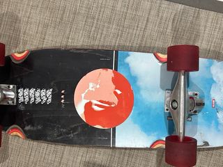 Skate Marrón con Ruedas Rojas