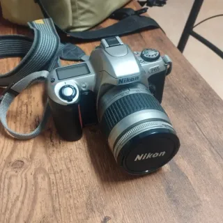 Cámara Nikon F65 con funda