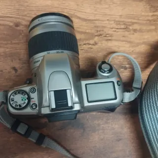 Cámara Nikon F65 con funda