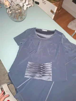 Traje falda y top gris