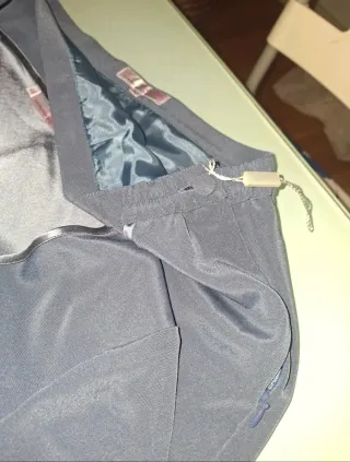 Traje falda y top gris