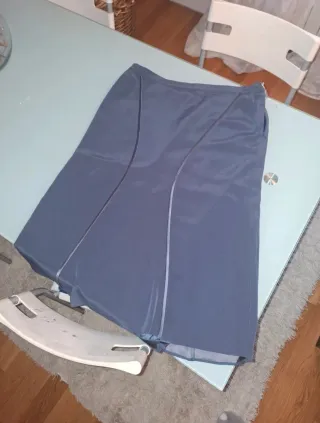 Traje falda y top gris