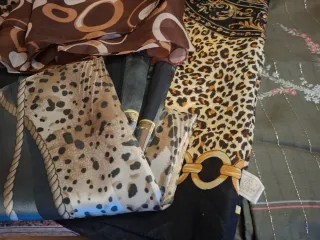 Foulard e sciarpette di varie misure nuovi.