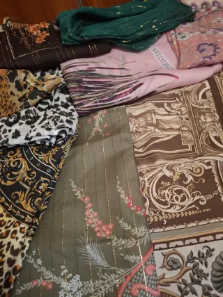 Foulard e sciarpette di varie misure nuovi.