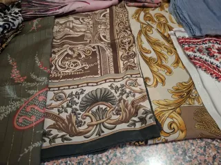 Foulard e sciarpette di varie misure nuovi.
