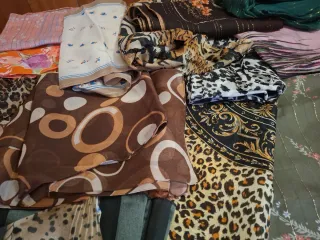 Foulard e sciarpette di varie misure nuovi.