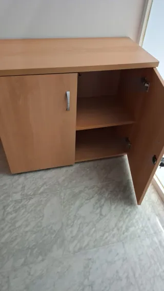 Mesa de oficina con 3 sillas y mueble