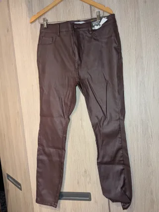 Pantalones efecto piel sintética