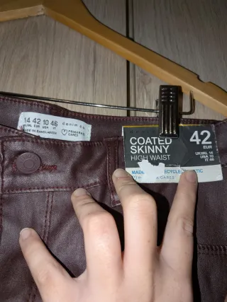 Pantalones efecto piel sintética