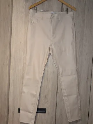 Pantalones efecto piel sintética