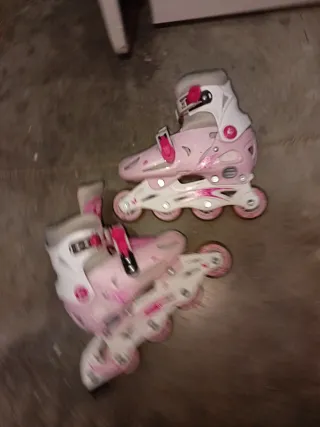 Patines en línea rosas y blancos