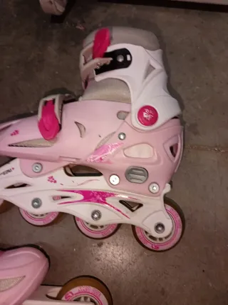 Patines en línea rosas y blancos