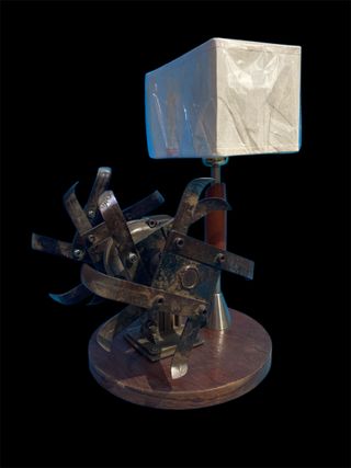 Lámpara rastrillo peana madera