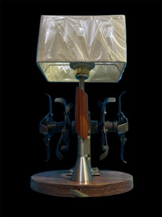 Lámpara rastrillo peana madera