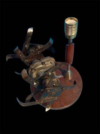 Lámpara rastrillo peana madera