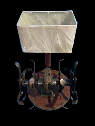 Lámpara rastrillo peana madera