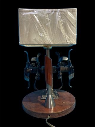 Lámpara rastrillo peana madera