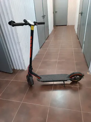 Patinete Eléctrico Negro y Naranja