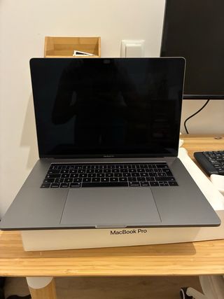 MacBook Pro 15 Touch Bar Gris Espacial con caja.