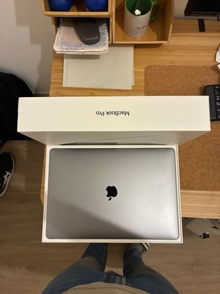 MacBook Pro 15 Touch Bar Gris Espacial con caja.