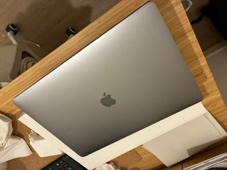 MacBook Pro 15 Touch Bar Gris Espacial con caja.