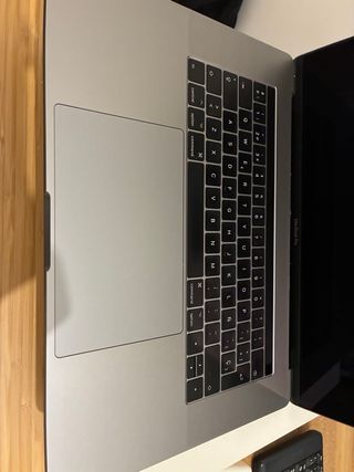MacBook Pro 15 Touch Bar Gris Espacial con caja.