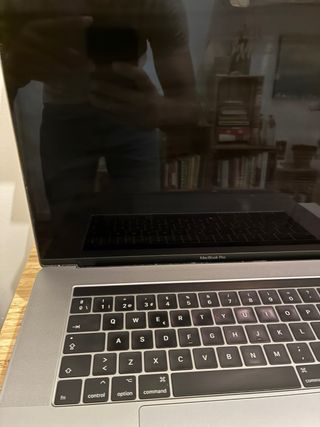 MacBook Pro 15 Touch Bar Gris Espacial con caja.