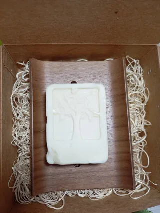 Sapone artigianale con portasapone in legno di noc