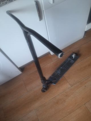 Patinete de skate negro