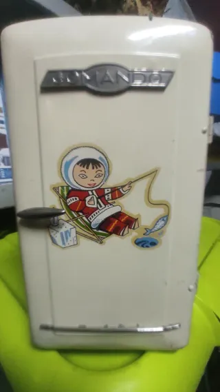 Antiguo frigorífico de hojalata