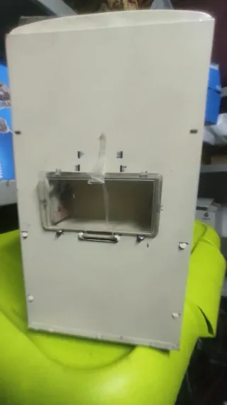 Antiguo frigorífico de hojalata