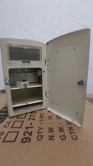 Antiguo frigorífico de hojalata