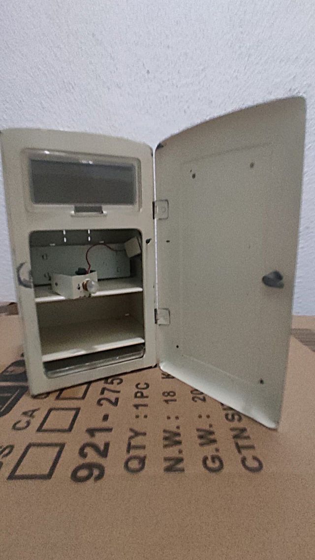 Antiguo frigorífico de hojalata