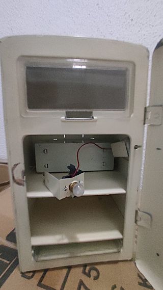 Antiguo frigorífico de hojalata